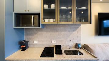 Family Studio | Private kitchen | Mini-fridge, microwave, stovetop, coffee/tea maker