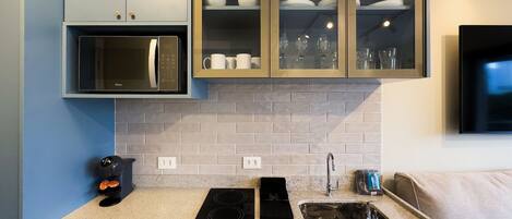 Family Studio | Private kitchen | Mini-fridge, microwave, stovetop, coffee/tea maker