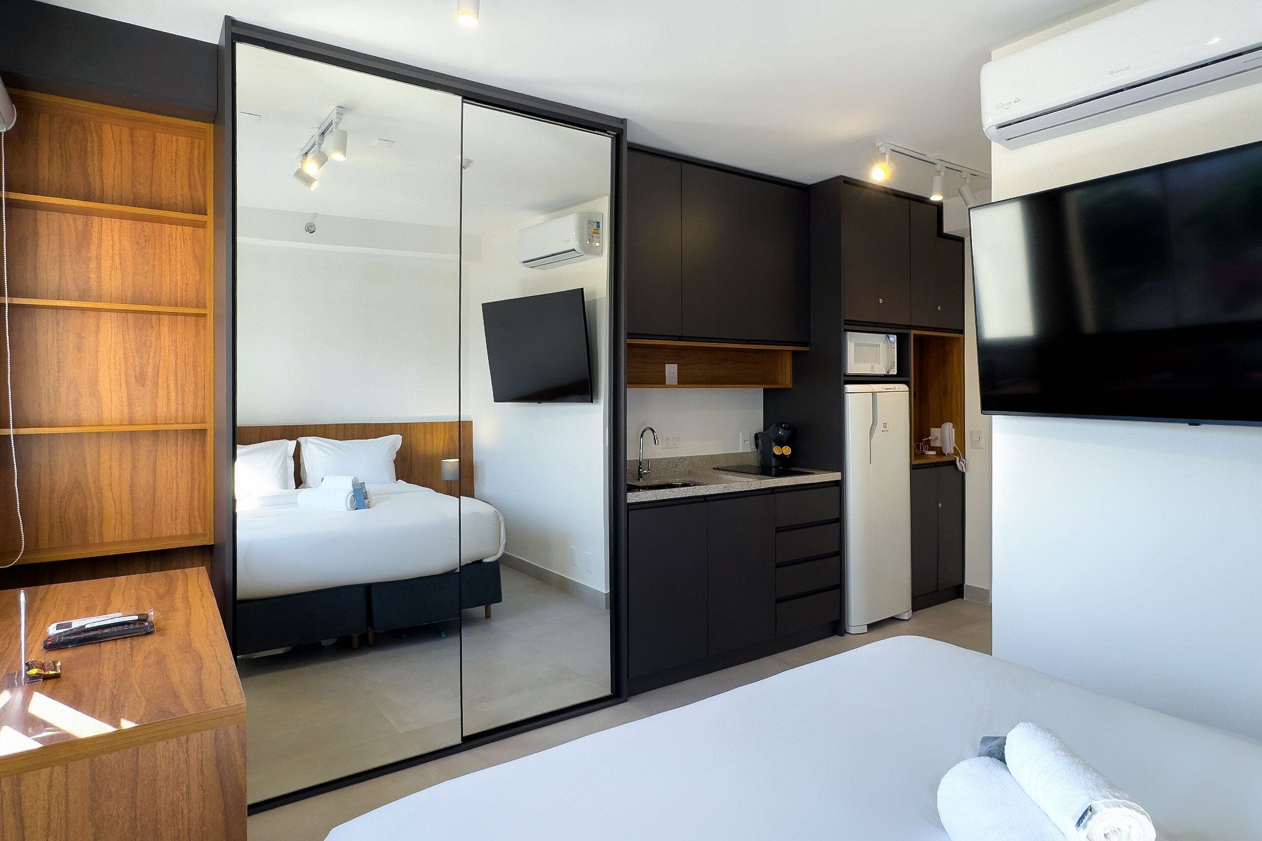 トラディショナル スタジオ | 高級寝具、低反発ベッド、デスク、ノートパソコン用作業スペース