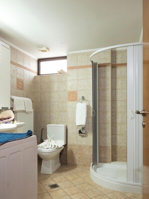 Regadera, secadora de cabello, toallas, jabón 