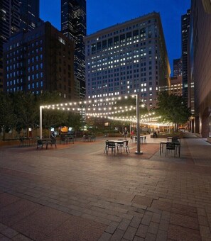 Outdoor dining - The Buckingham Athletic Club & Hotel (Chicago)