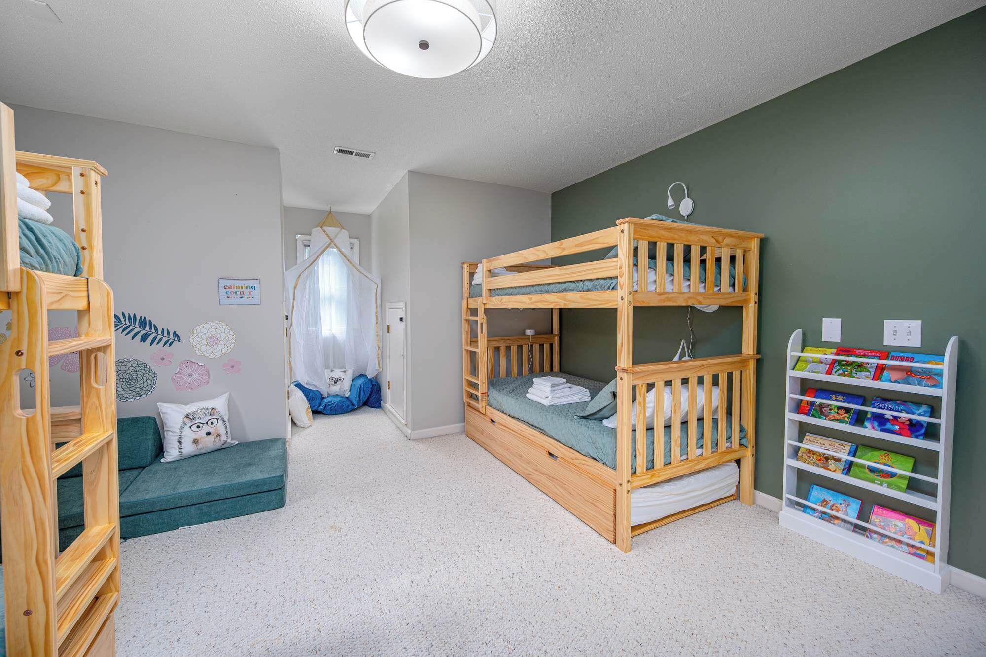 4 bedrooms, desk, iron/ironing board, travel crib