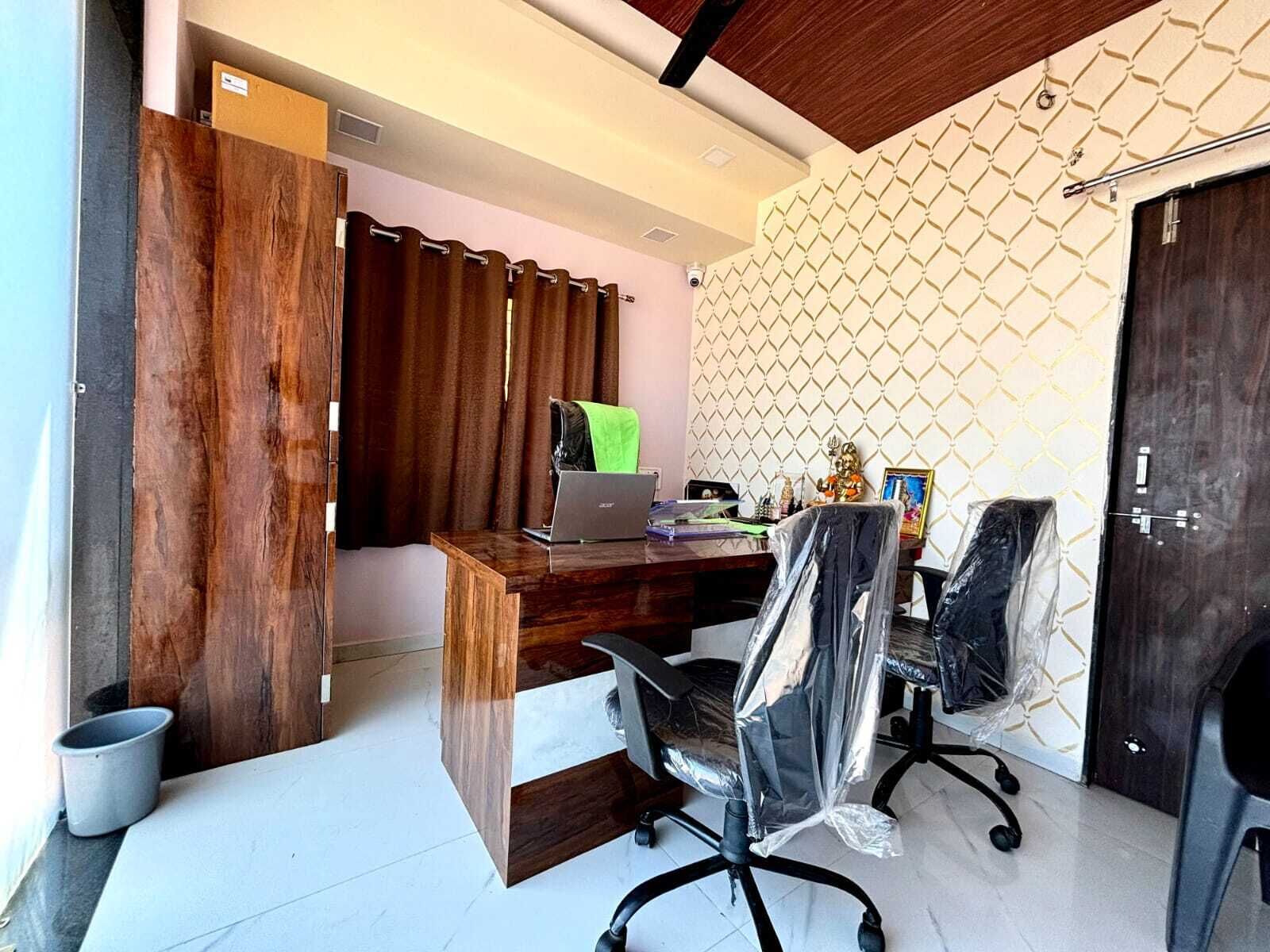 Una oficina moderna con un escritorio de madera, una computadora portátil y una silla.