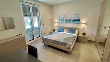 Appartamento Comfort, balcone | Una scrivania, postazione laptop, ferro/asse da stiro, Wi-Fi gratuito