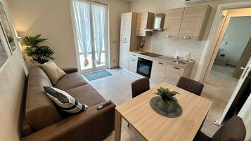 Appartamento Comfort, balcone | Area soggiorno | Monitor per computer