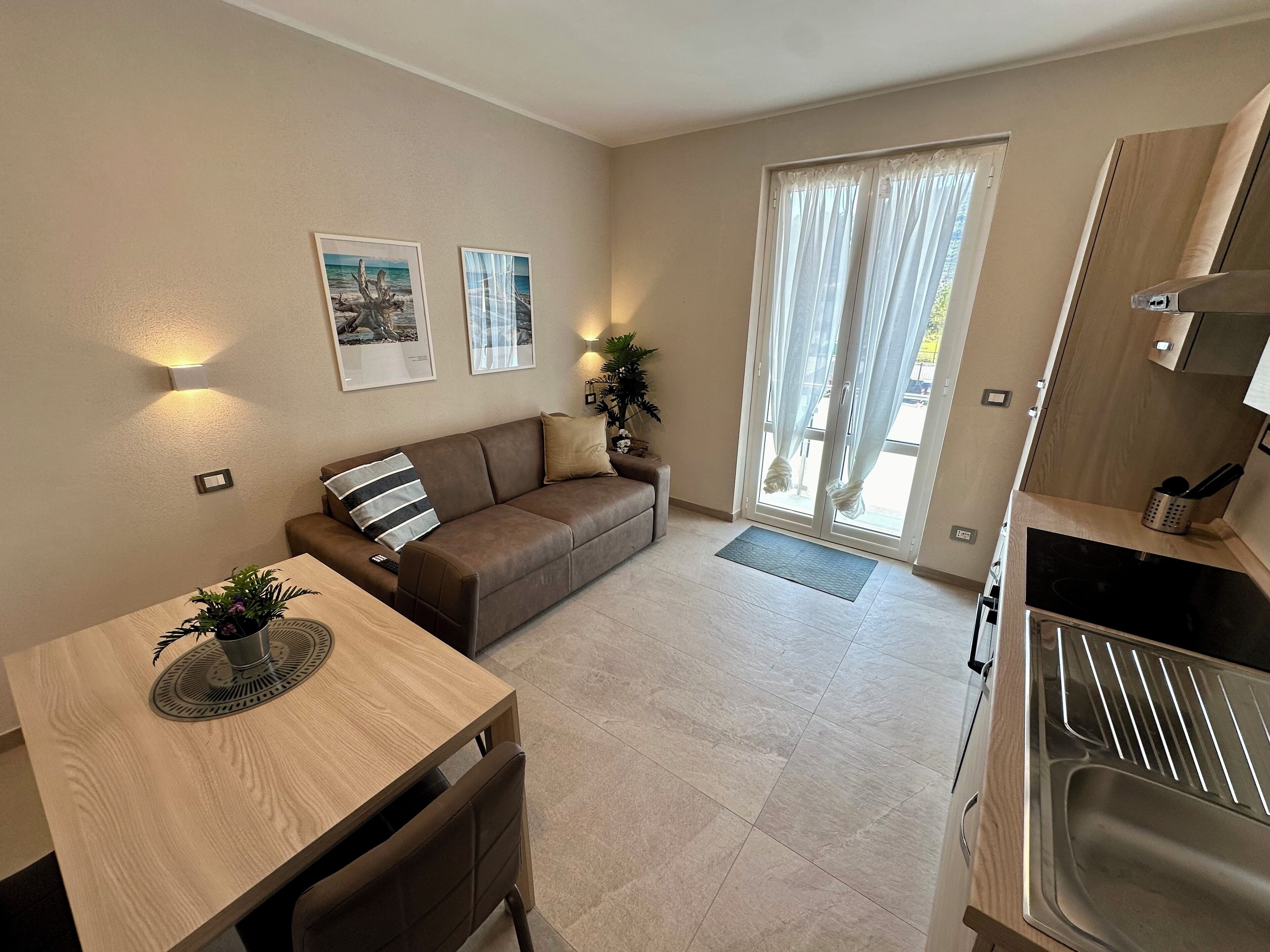 Appartamento Comfort, balcone | Area soggiorno | Smart TV 35 pollici con canali digitali, TV, monitor per computer