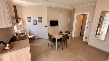 Appartamento Comfort, balcone | Cucina privata | Frigorifero con congelatore, microonde, forno, piano cottura