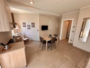 Comfort Apartment, Balcony | Private kitchen | Full-size fridge, microwave, oven, stovetop