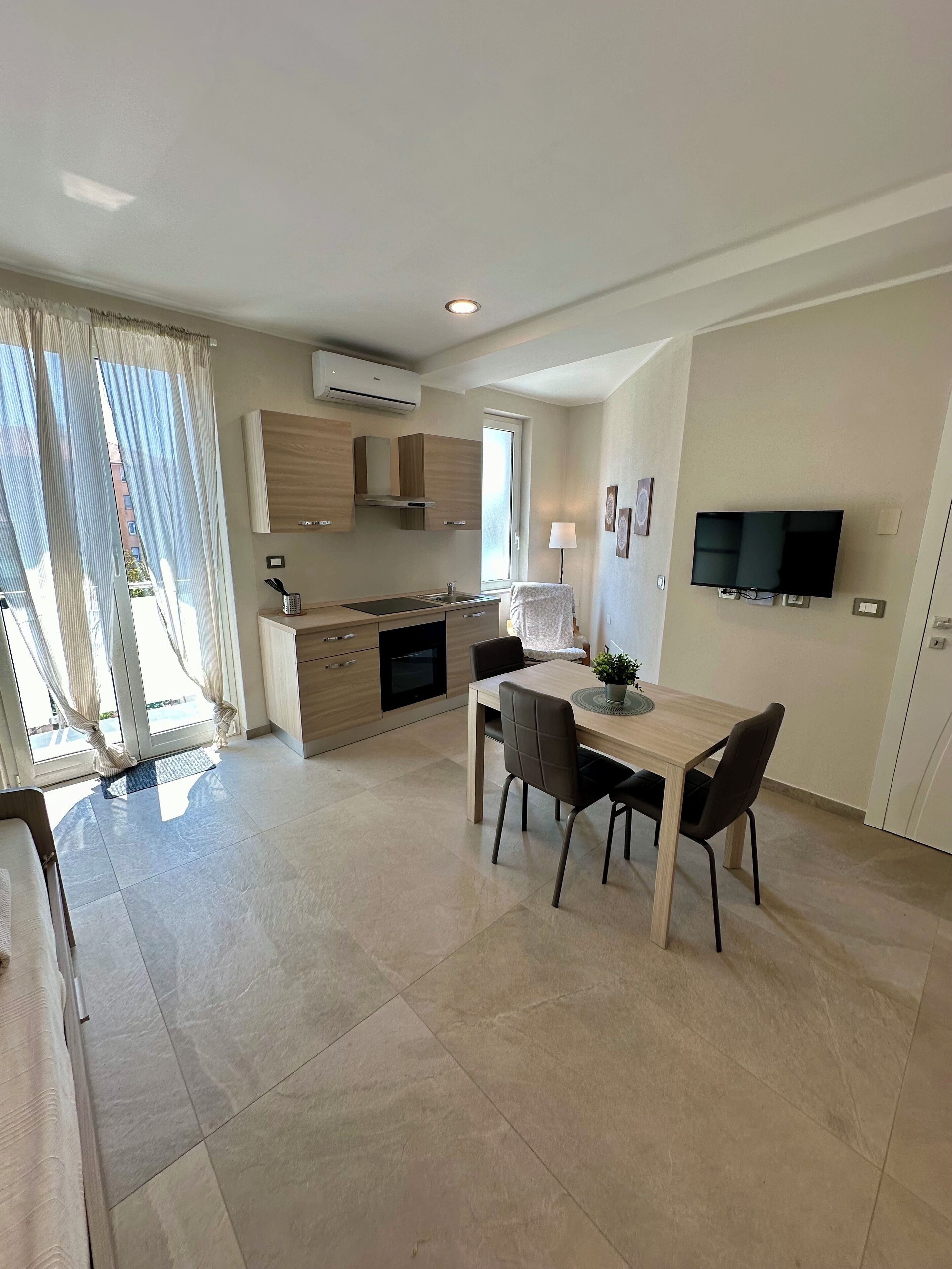 Comfort Apartment, Balcony | Private kitchen | Full-size fridge, microwave, oven, stovetop