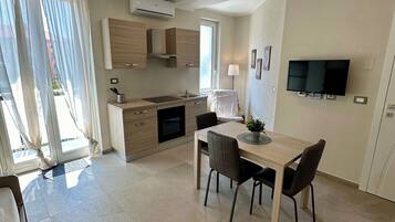 Appartamento Comfort, balcone | Cucina privata | Frigorifero con congelatore, microonde, forno, piano cottura