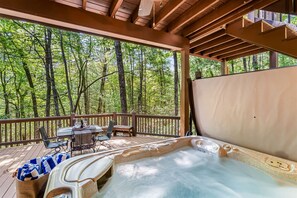 Outdoor dining - 3 Little Cubs-All King Ensuites, Spa, Billiards, Arcades, & Large Firepit Patio (Blue Ridge)