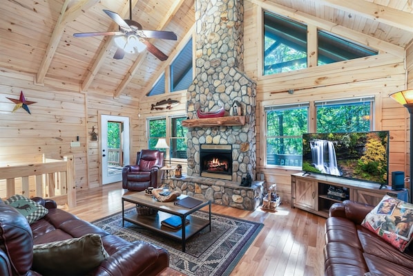 Smart TV, fireplace, stereo - 3 Little Cubs-All King Ensuites, Spa, Billiards, Arcades, & Large Firepit Patio (Blue Ridge)