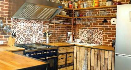 Stylish loft + patio in Bordeaux's city center