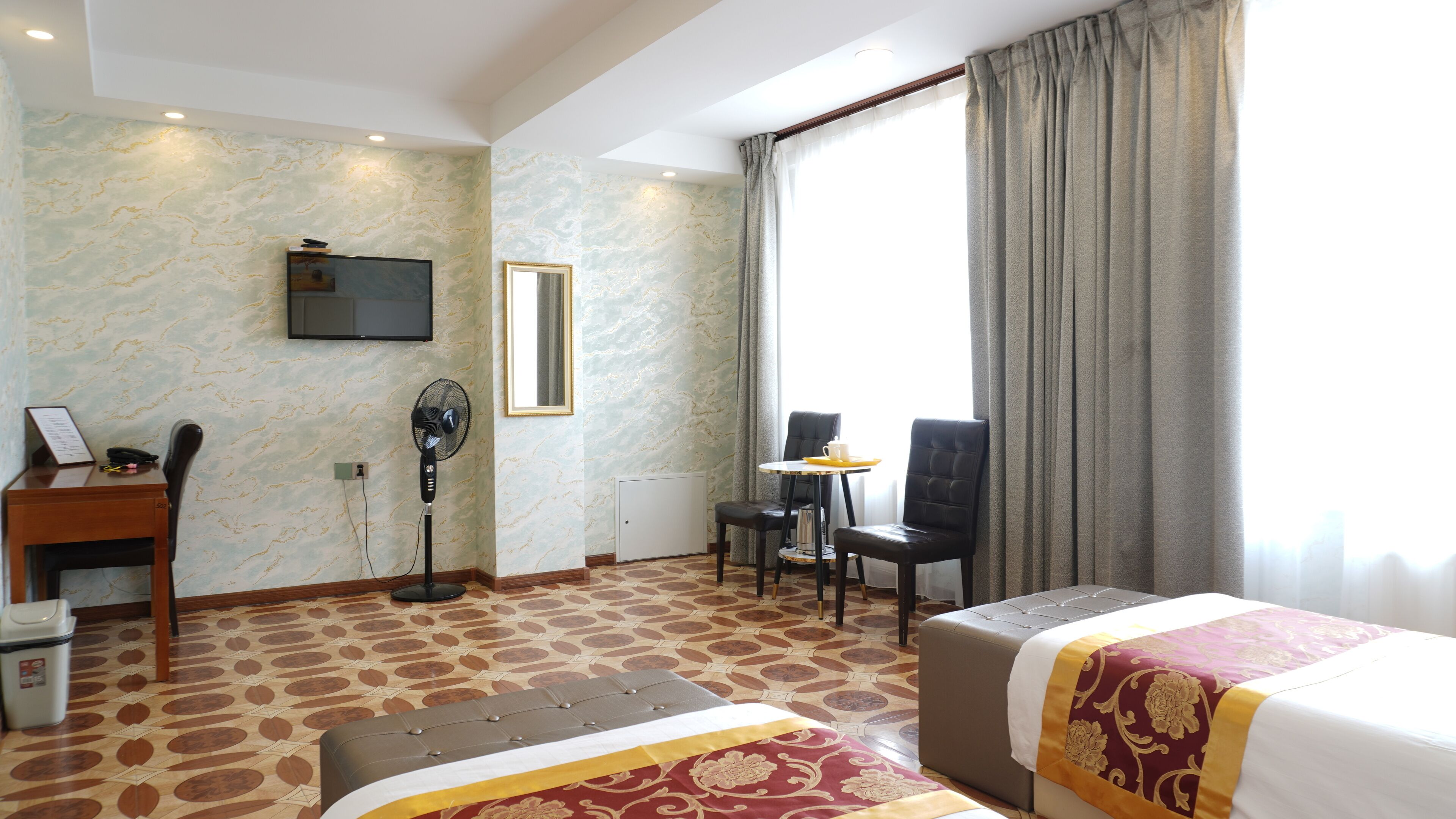 Camera Deluxe con letto matrimoniale o 2 letti singoli | Una scrivania, postazione laptop, ferro/asse da stiro, Wi-Fi gratuito