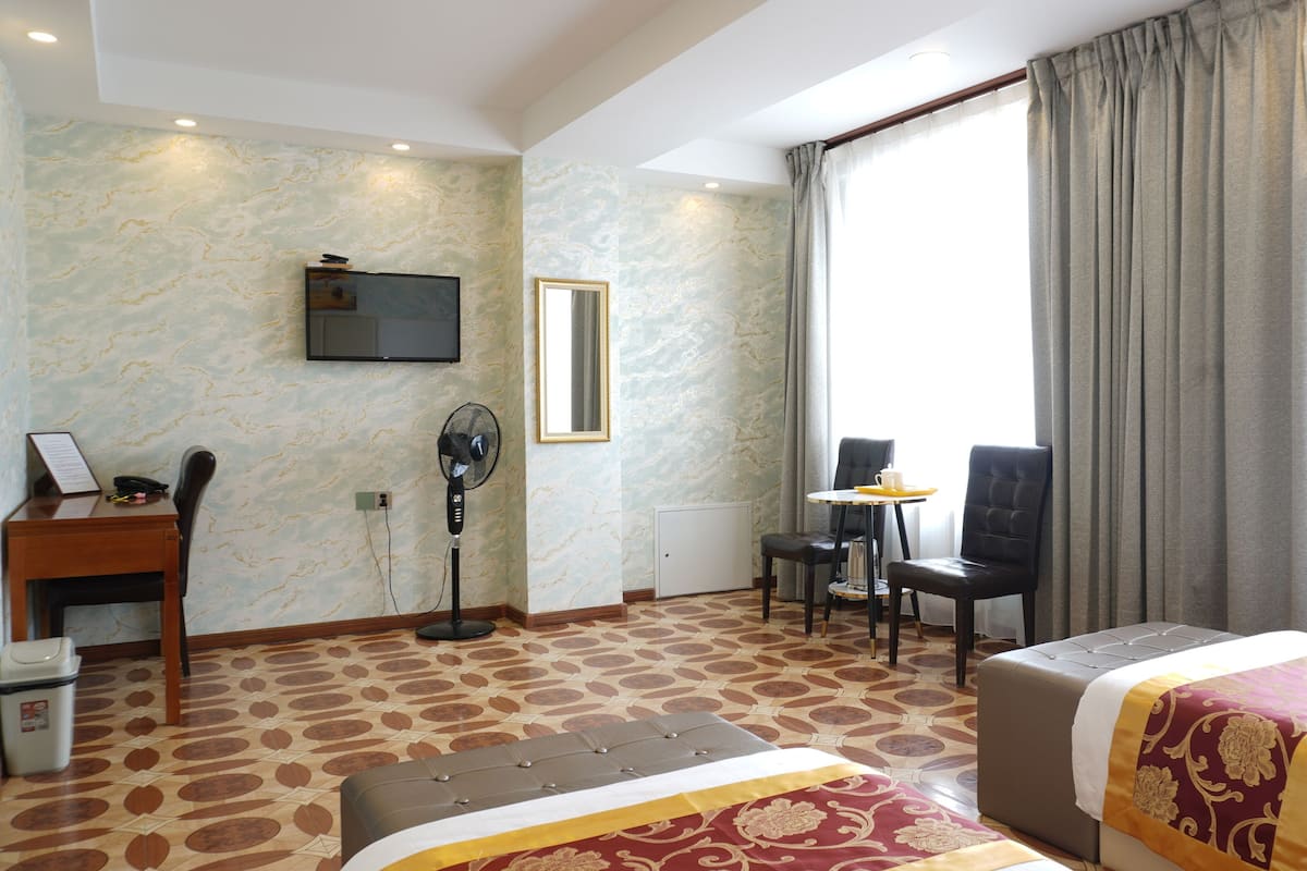 Camera Deluxe con letto matrimoniale o 2 letti singoli | Una scrivania, postazione laptop, ferro/asse da stiro, Wi-Fi gratuito