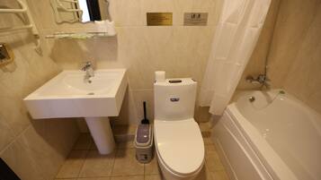 Deluxe Single Room | Bathroom | Bathtub, slippers, towels, soap