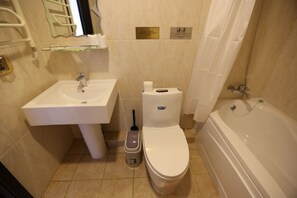 Singola Deluxe | Bagno | Vasca, pantofole, asciugamani, sapone