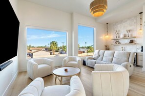 Smart TV, chimenea, mesa de ping pong, oficina