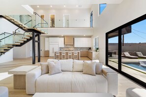 Älytelevisio, takka, pöytätennispöytä, työhuone