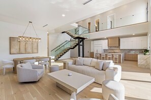 Smart TV, chimenea, mesa de ping pong, oficina