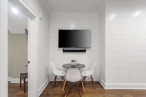 Dining - Stylish, Downtown Charleston 2bd Home w. Porch! (Charleston)