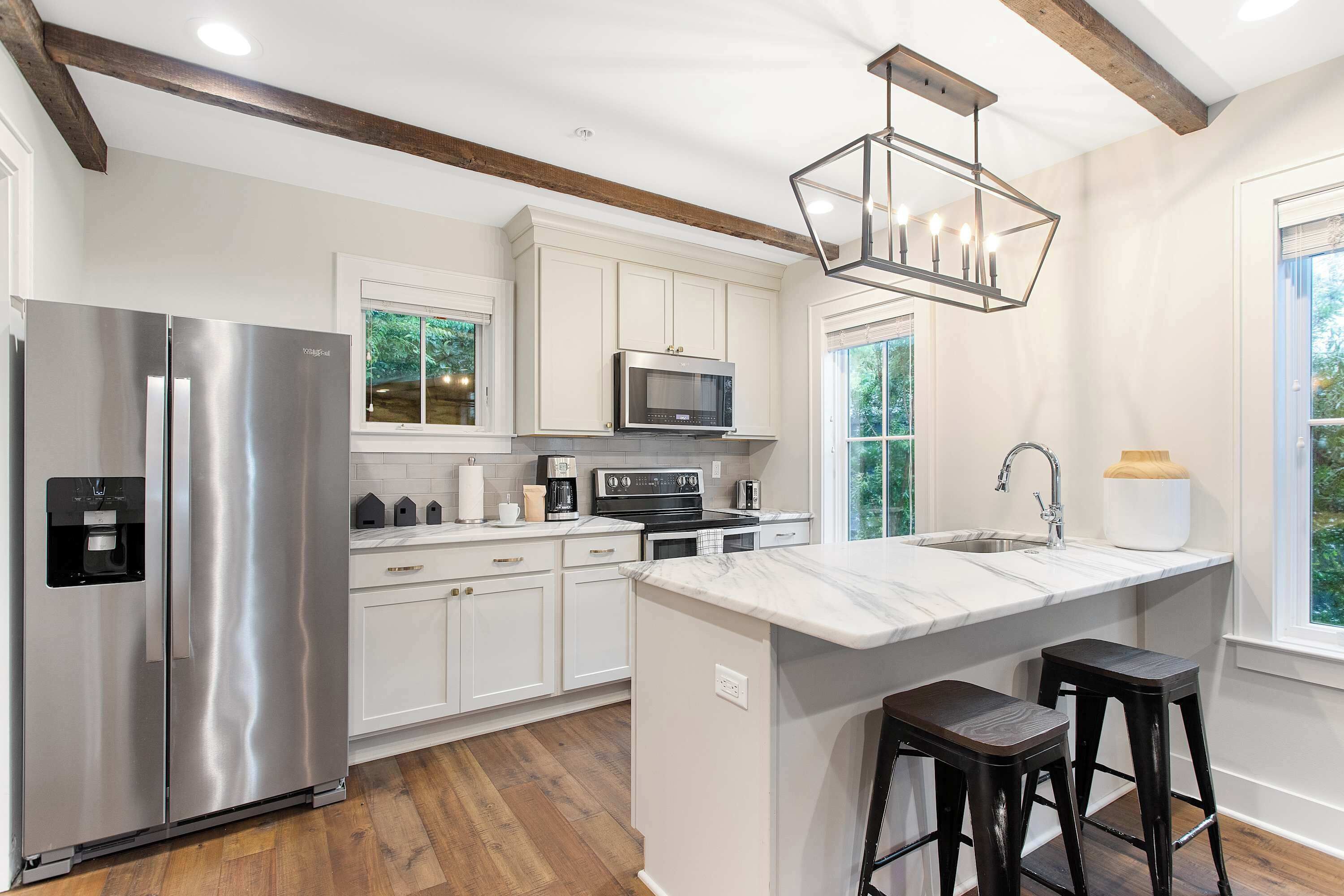 Jääkaappi, mikroaaltouuni, uuni, liesi