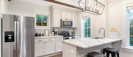 Réfrigérateur, micro-ondes, four, plaque de cuisson