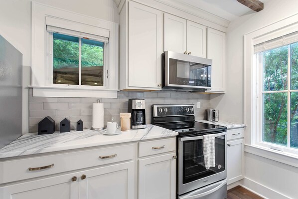 Fridge, microwave, oven, stovetop - Large Private Backyard + Blocks to King! (Charleston)