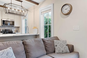 TV, offices - Large Private Backyard + Blocks to King! (Charleston)