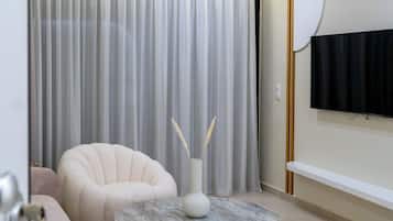 Caja de seguridad en la habitación, escritorio y cortinas blackout