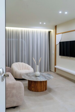 Peti besi dalam bilik, meja, langsir/tirai gelap terus, kalis bunyi 