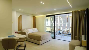 Superior Suite with Outdoor Hot Tub | Brankas, meja kerja, tirai kedap cahaya, dan kedap suara