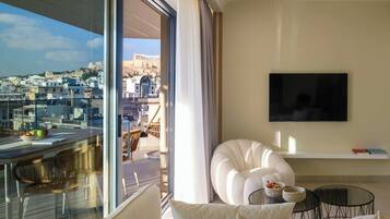 3-Bedroom House with Outdoor Hot Tub & Acropolis View | Wohnbereich