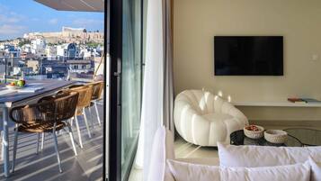 3-Bedroom House with Outdoor Hot Tub & Acropolis View | In-room safe, desk, blackout curtains, soundproofing