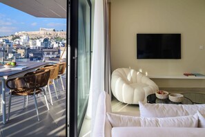 3-Bedroom House with Outdoor Hot Tub & Acropolis View