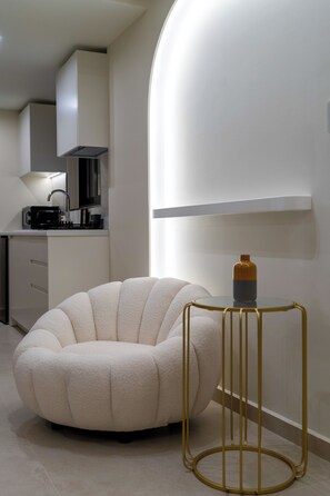 Peti besi dalam bilik, meja, langsir/tirai gelap terus, kalis bunyi 