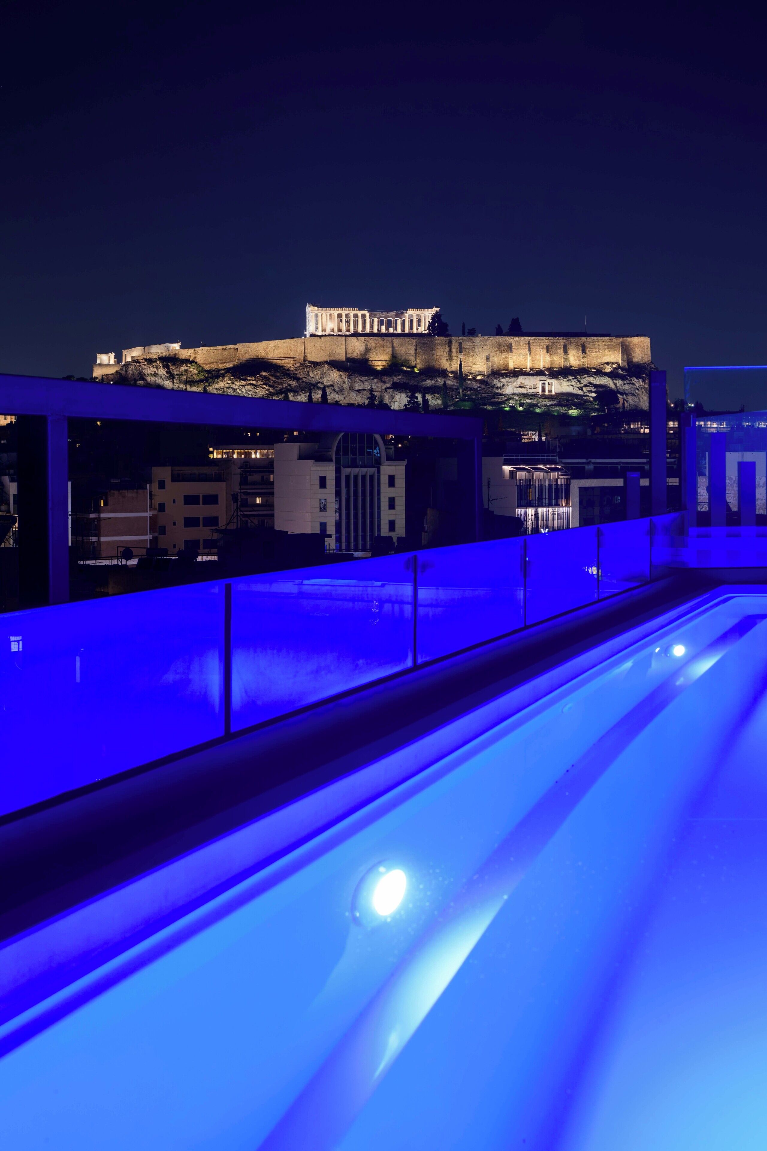 Una piscina al aire libre, sillones reclinables de piscina
