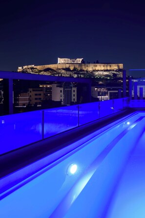 Piscina externa, espreguiçadeiras