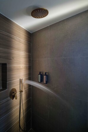 Premium 1-Bedroom Suite with Outdoor Hot Tub | Salle de bain