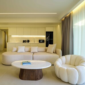 3-Bedroom Apartment with Outdoor Hot Tub & Acropolis View | Área de estar