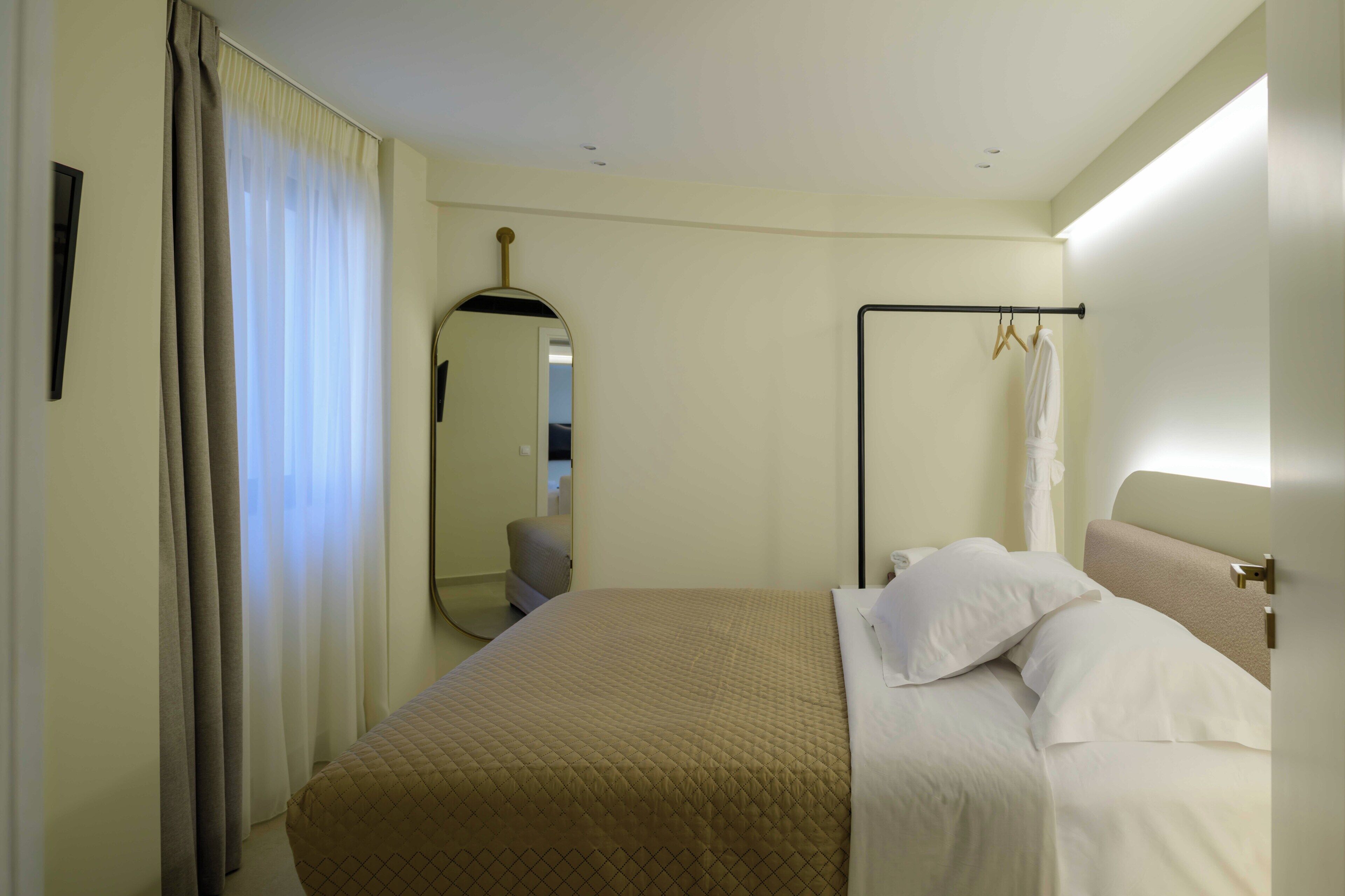 3-Bedroom Apartment with Outdoor Hot Tub & Acropolis View | Una cassaforte in camera, una scrivania, tende oscuranti