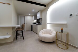 خزنة داخل الغرفة ومكتب وستائر تعتيم وتجهيزات عازلة للصوت