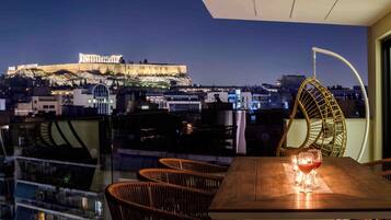 3-Bedroom House with Outdoor Hot Tub & Acropolis View | Terrace/patio