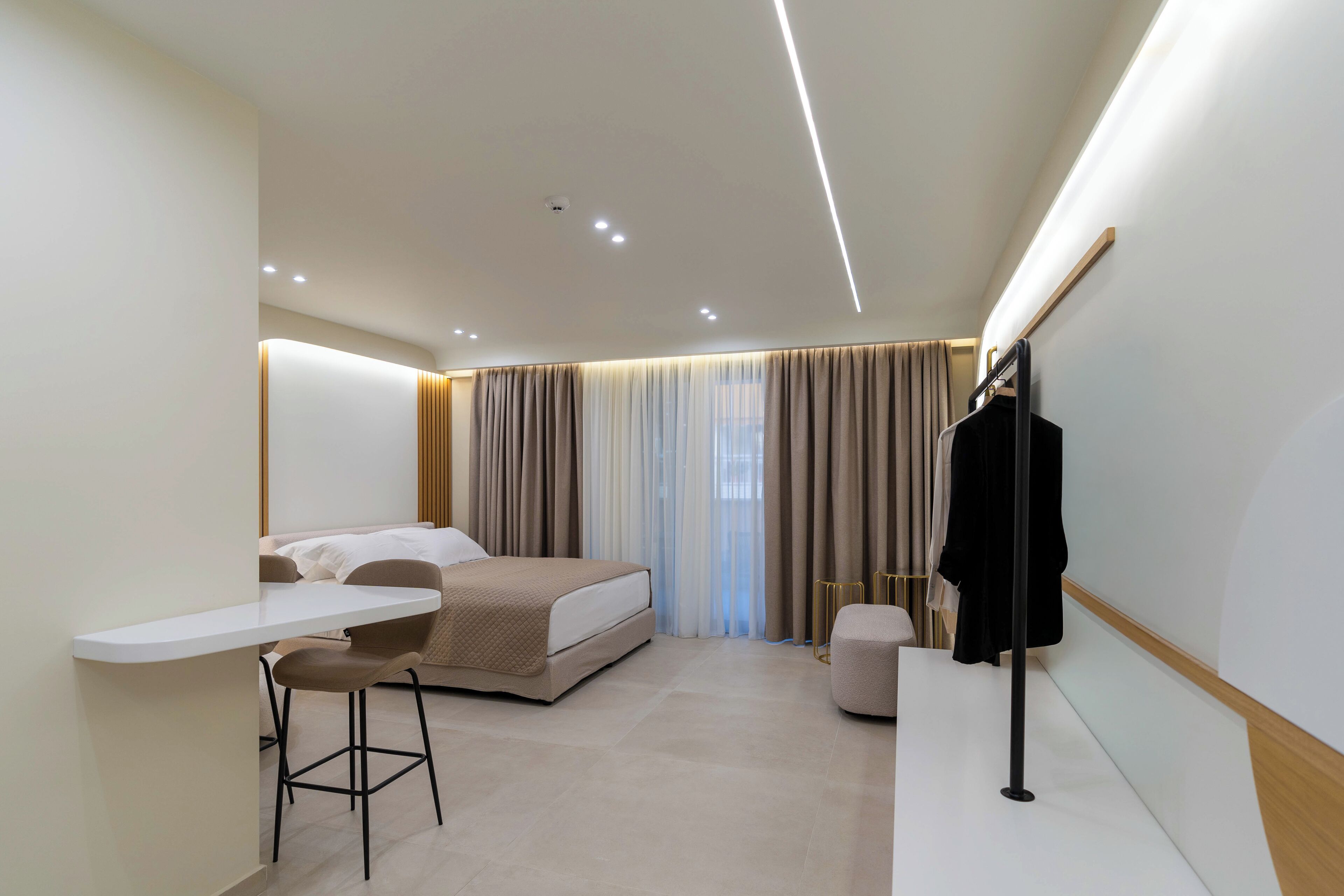 Caja de seguridad en la habitación, escritorio y cortinas blackout 