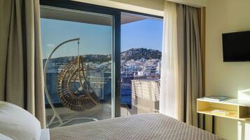 3-Bedroom House with Outdoor Hot Tub & Acropolis View | In-room safe, desk, blackout curtains, soundproofing