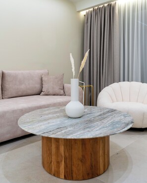 Peti besi dalam bilik, meja, langsir/tirai gelap terus, kalis bunyi 