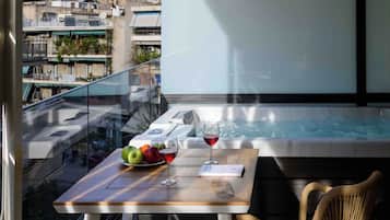 Premium 1-Bedroom Suite with Outdoor Hot Tub | Terrace/patio