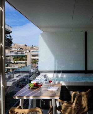 Premium 1-Bedroom Suite with Outdoor Hot Tub | Terrace/patio