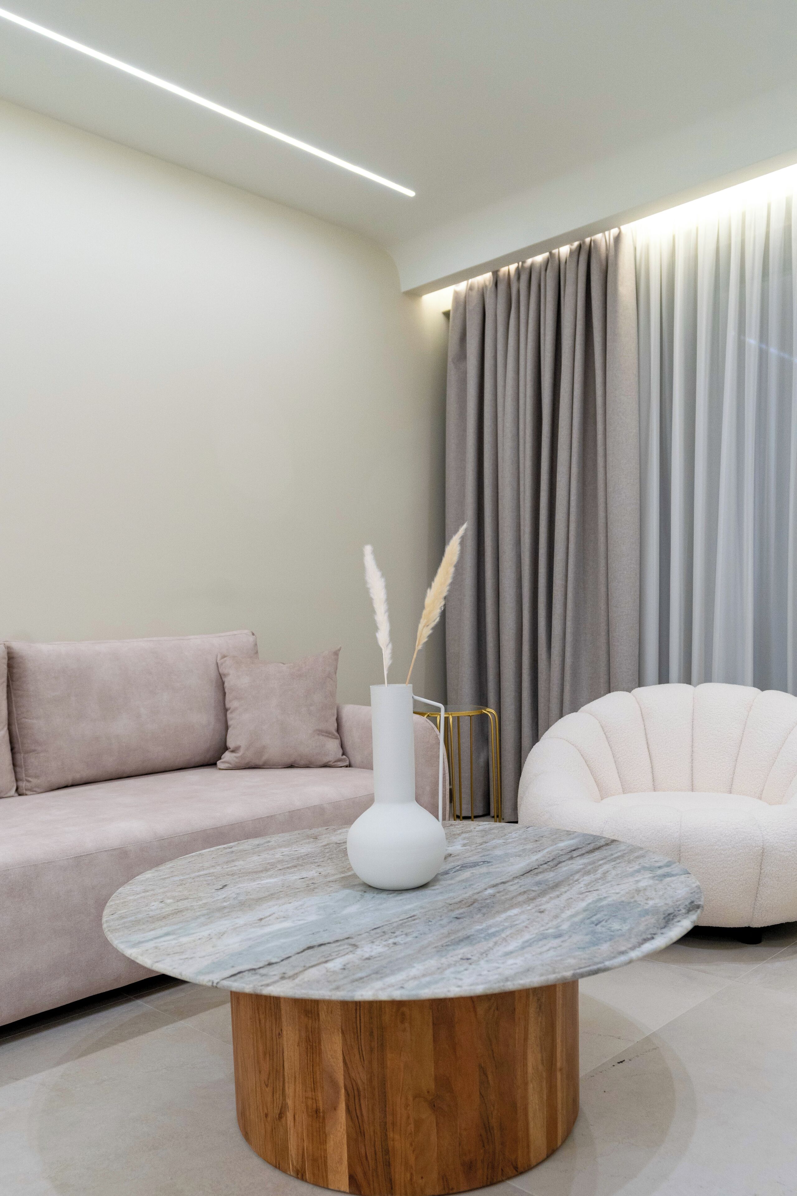 客房内保险箱、办公桌、遮光窗帘、隔音