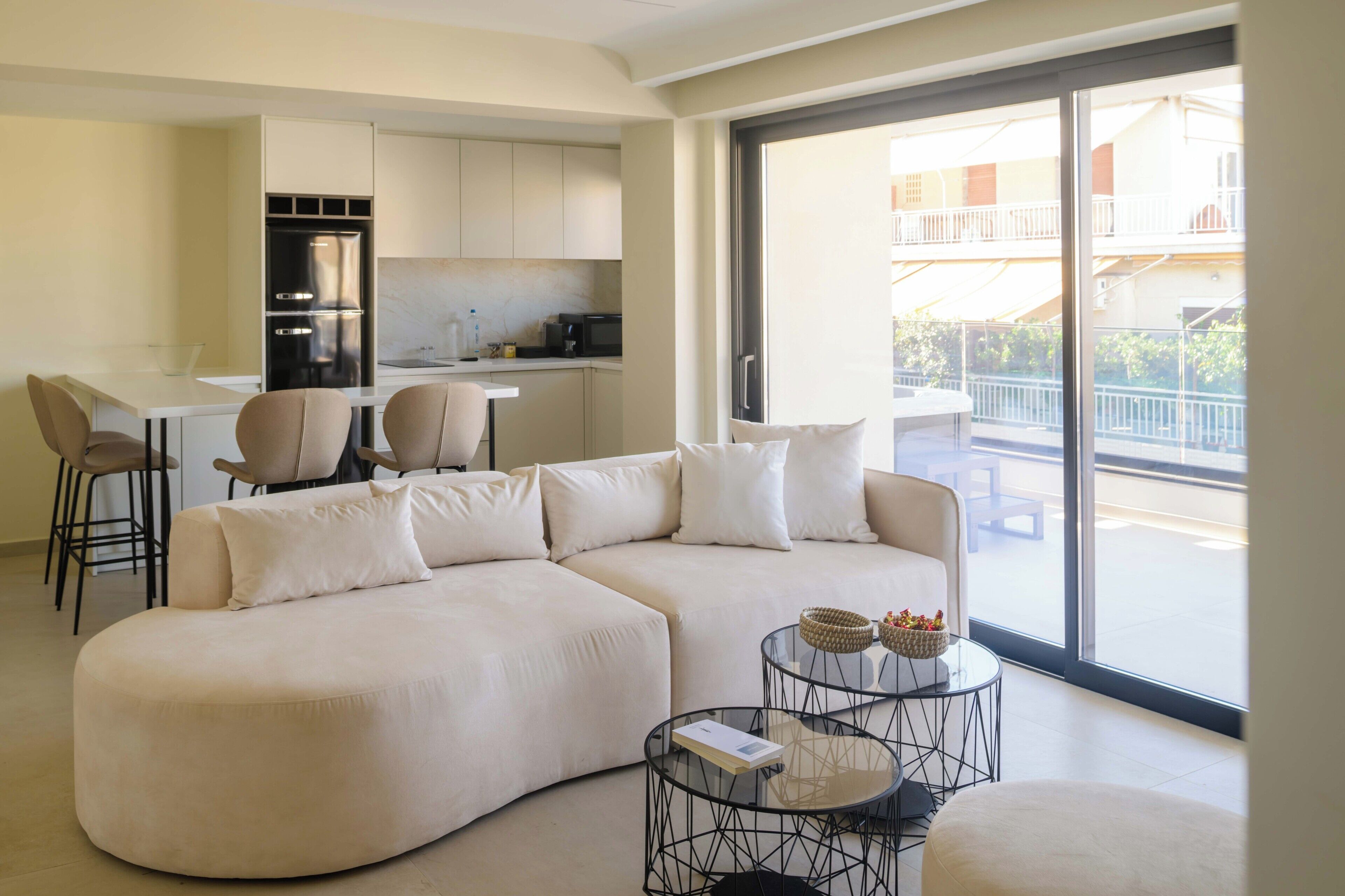 3-Bedroom House with Outdoor Hot Tub & Acropolis View | Wohnbereich